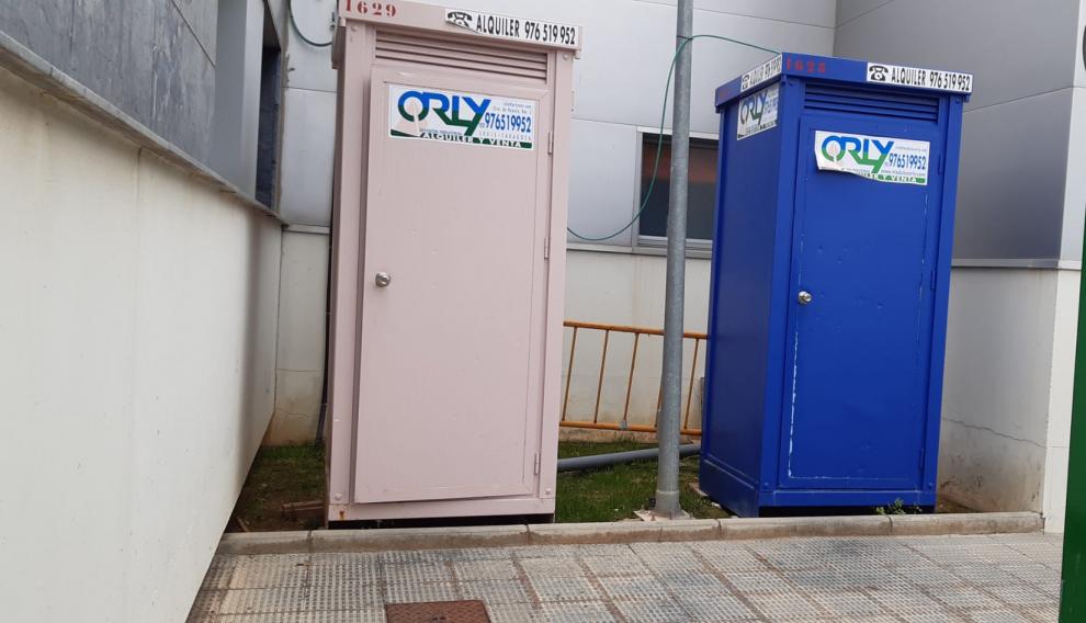 Baños portátiles instalados en la zona exterior anexa a las Urgencias del Royo Villanova.