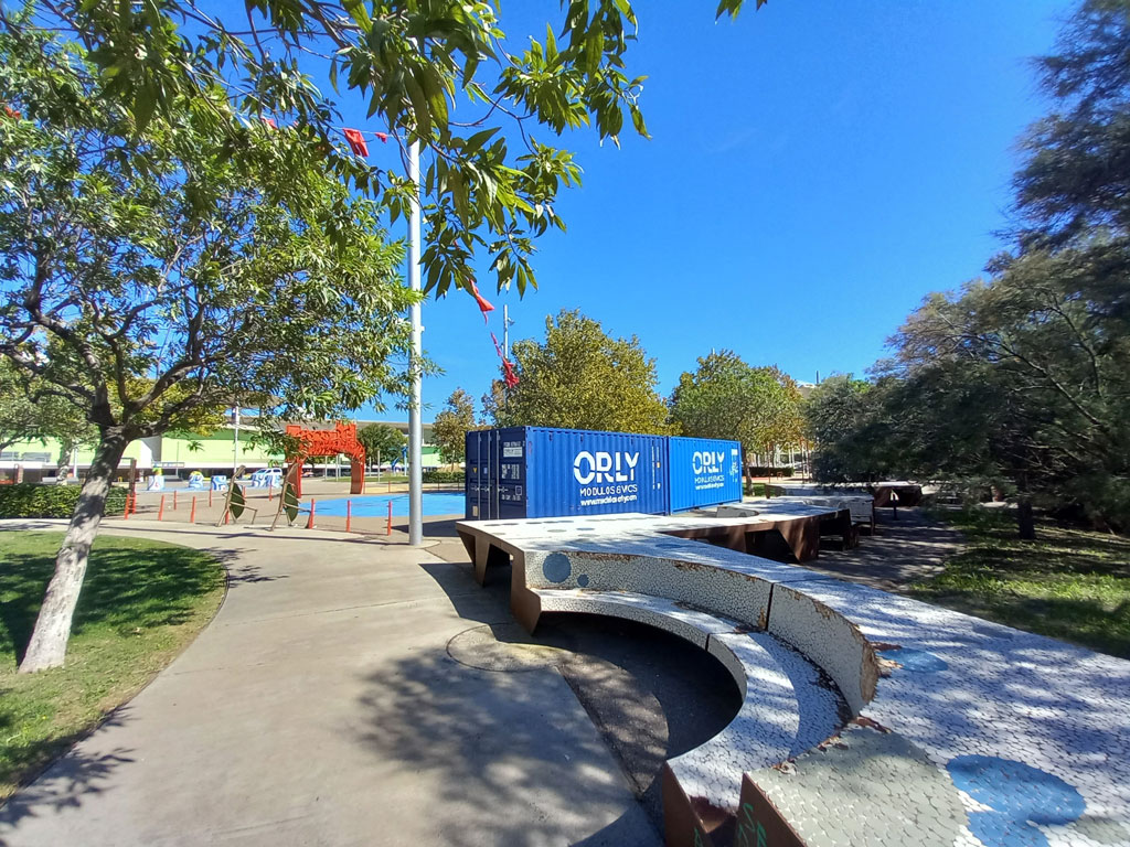 contenedor maritimo en un parque durante las fiestas del pilar