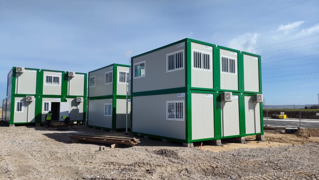 modulos apilados de casetas de obra con baños